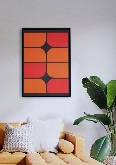 Ein Wohnzimmer mit einer Couch und gerahmter abstrakter Kunst mit geometrischen Motiven 02.