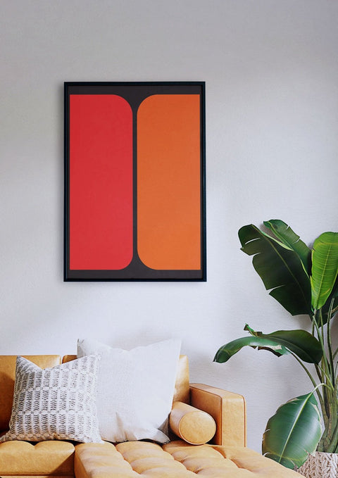 Ein Wohnzimmer mit einem geometrischen 03- und orangefarbenen Gemälde, das über einer Couch hängt.