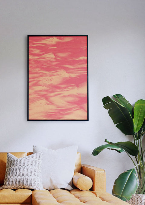 Über einer Couch im Wohnzimmer hängt ein rosa abstraktes Gemälde mit rotem Meer 02.