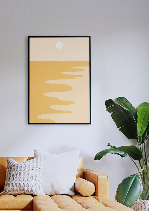 Ein Wohnzimmer mit einer Couch und einem Gemälde eines abstrakten Sonnenscheins.