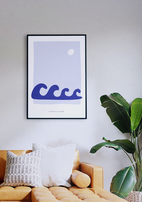 Ein blaues Meereswellen-Grafikdesign hängt über einem Sofa in einem Wohnzimmer.
Produktname: Welle