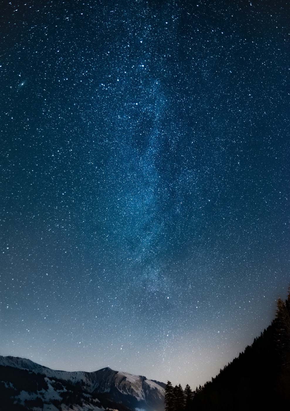 Der -14°C warme Dariobroe, aufgenommen in einer Nachtaufnahme, ist über einer Berglandschaft zu sehen.