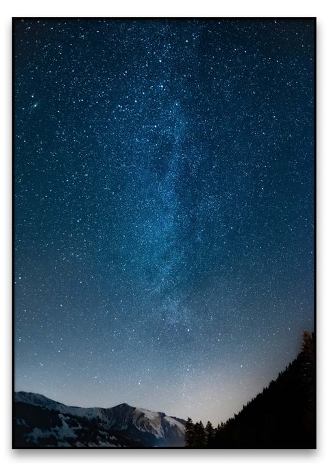 Ein Nachthimmel mit Sternen und Milch über einem Berg, aufgenommen in Dariobroe Landschaftsfotografie.