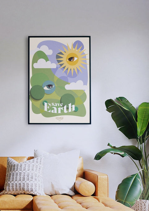 Ein Wohnzimmer mit einer 54-Earth-Couch und einem Poster von talentierten Künstlern.