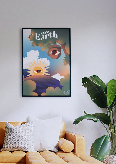 Eine 56er Eichel mit einem Bild der Erde, die über einer Couch in einem Wohnzimmer hängt.