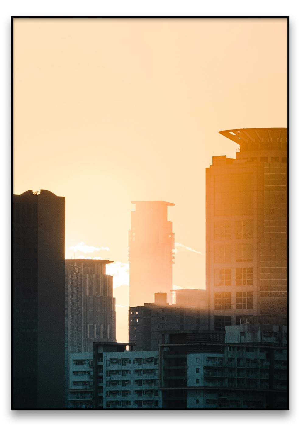 Eine Stadt Skyline mit einem Afterglow dahinter und Hochhäuser ragten in den Himmel.