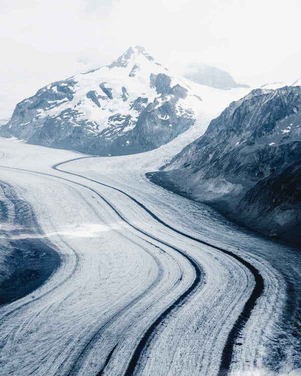 Ein atemberaubendes Bild, das die Majestät des Aletschgletschers mit einem Berg im Hintergrund zeigt.