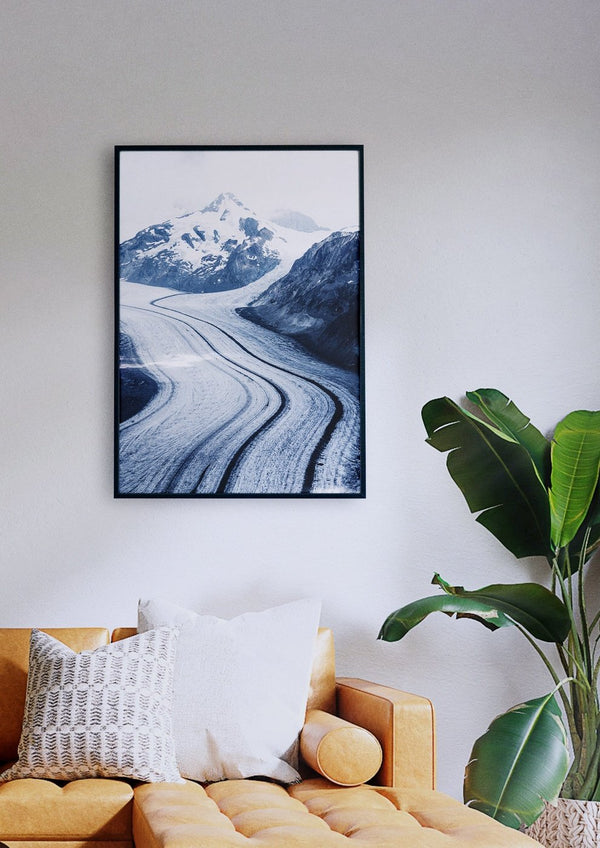 Ein Aletschgletscher im Wohnzimmer, darüber ein Bild mit Kunstwerken lokaler Künstler.