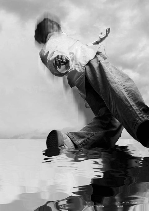 Ein Schwarz-Weiß-Foto eines Mannes im Wasser, aufgenommen von Alien To Yourself-Künstlern.