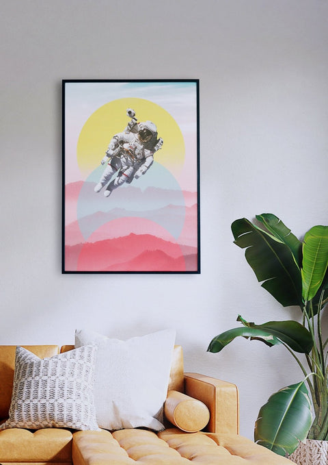 Ein Gemälde eines Mannes, der in einem Wohnzimmer Fahrrad fährt, geschaffen von kunstschaffenden Künstlern unter Verwendung hochwertiger Drucktechniken. Dieses Kunstwerk kann als Astronaut erworben werden.