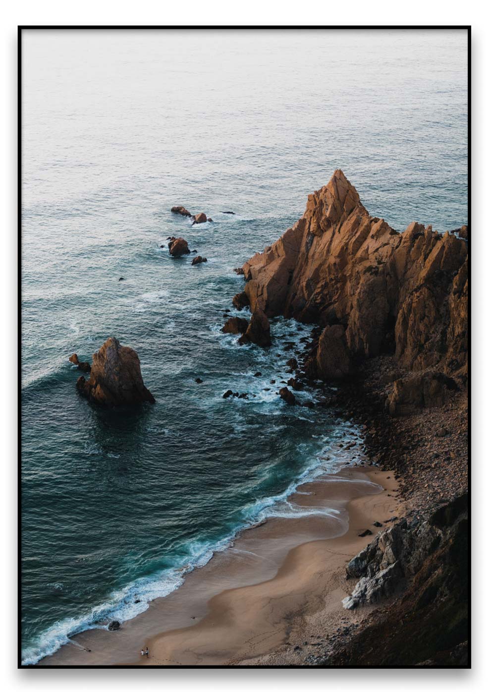 Ein Strand mit Felsen und Wasser am Cabo da Roca.