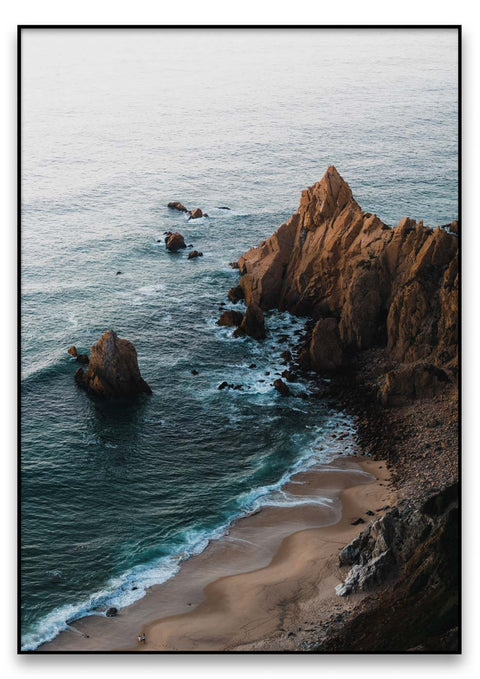 Ein atemberaubendes Foto, das die Schönheit von Cabo da Roca einfängt, mit Felsen an den Ufern und der riesigen Weite des Ozeans im Hintergrund.