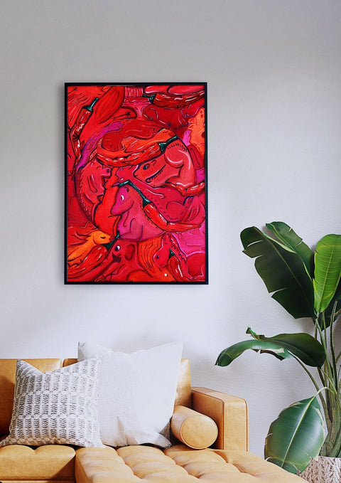 Eine abstrakte Chili-Malerei hängt über einem Sofa in einem Wohnzimmer.