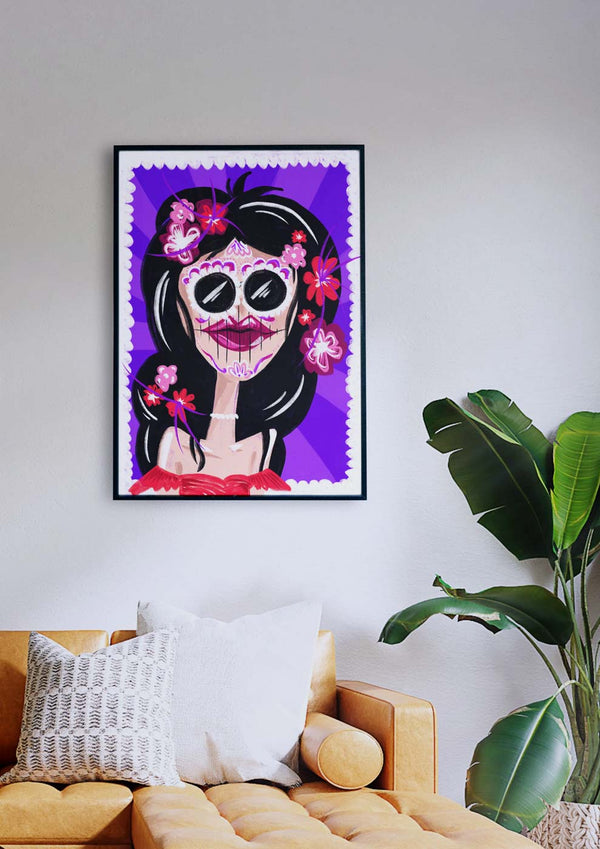 Ein Wohnzimmer mit einem Zuckerschädelgemälde im Dia de Los Muertos-Stil an der Wand.