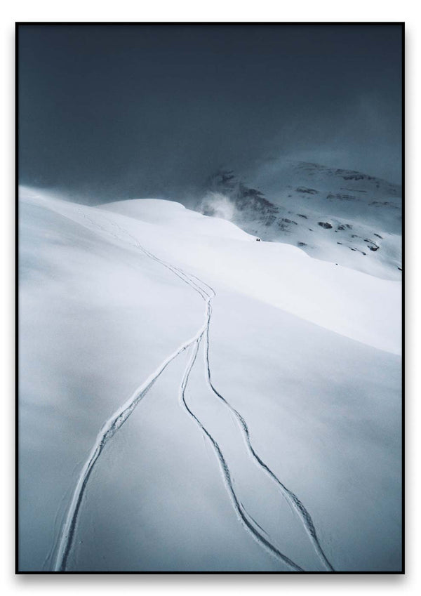 Die Entdeckung: Skispuren auf einer verschneiten Die Entdeckung.