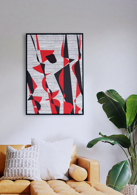 Ein Wohnzimmer mit einem roten und schwarzen abstrakten Diefreimaler-Gemälde, das über einer Couch hängt.
