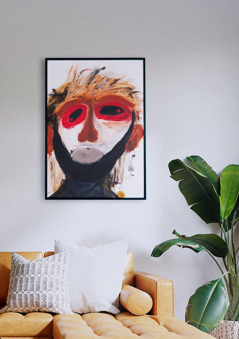 Ein Gemälde eines Mannes mit roten Augen mit ausdrucksstarkem Diefreimaler 3, das über einer Couch in einem Wohnzimmer hängt.