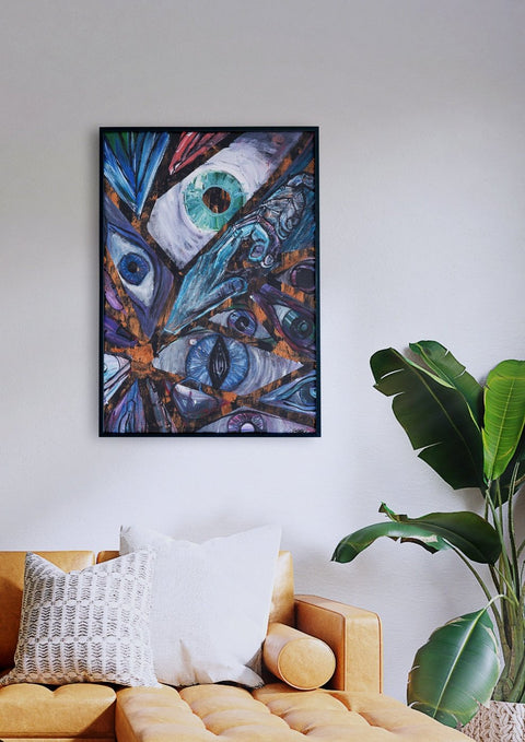 Ein Diefreimaler Gemälde hängt über einem Sofa in einem Wohnzimmer.