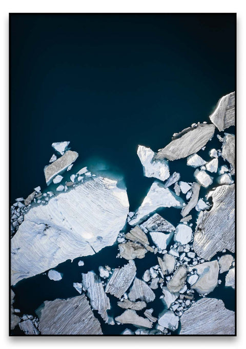 Ein Luftbild von Eisberge im Wasser.