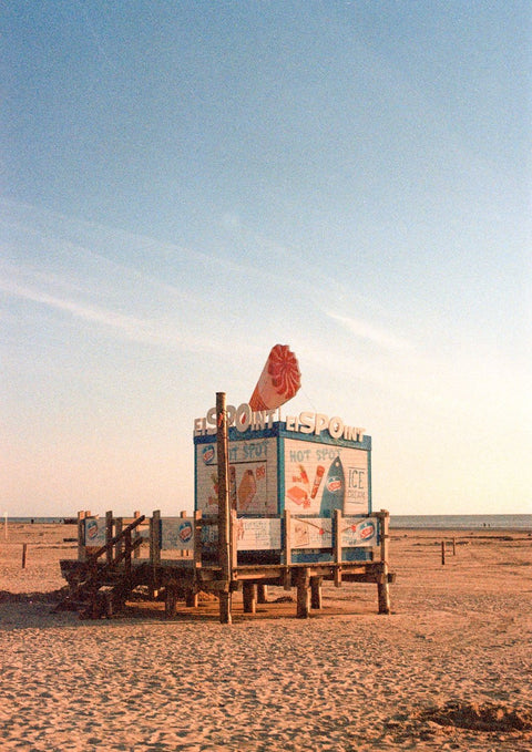 Ein Eispoint mit Retro-Charme am Strand.