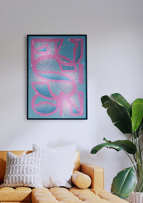 Ein Wohnzimmer mit einer rosa Couch und rosa Wandkunst mit Fusion.