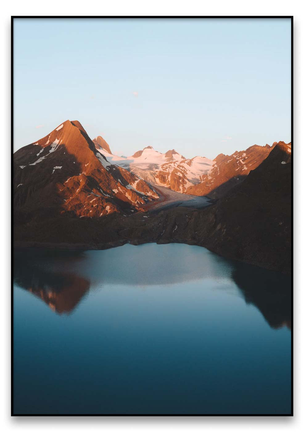 Eine Gebirgslandschaft mit einem Gletscherblau im Hintergrund.