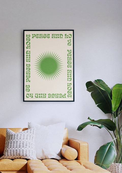 Ein Wohnzimmer mit einem Green Love And Peace-Poster mit grünem Sonnenstrahl, das über einer Couch hängt.