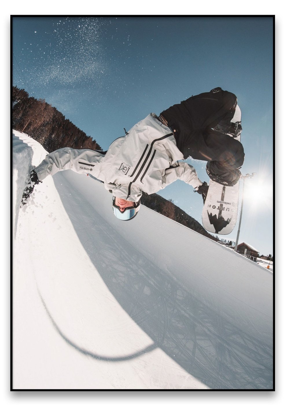 Ein Snowboarder führt eine Halfpipe im Schnee durch.