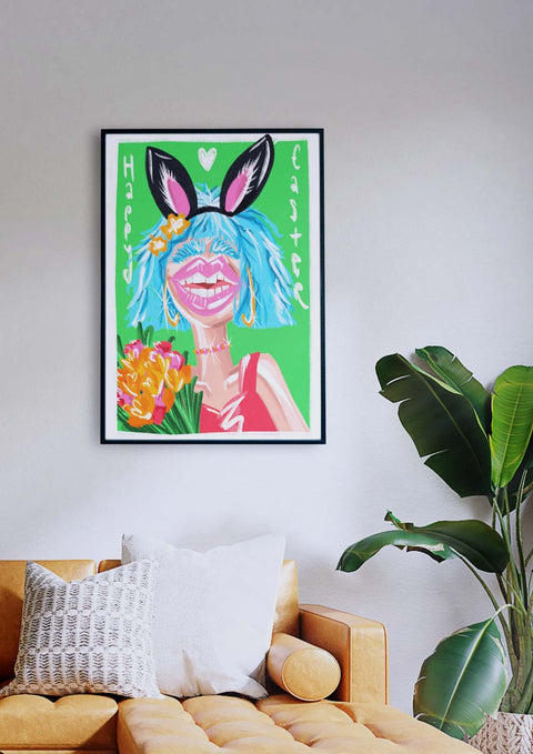 Eine Malerei einer Frau mit Hasenohren in einem Wohnzimmer.
Produktname: Frohe Ostern