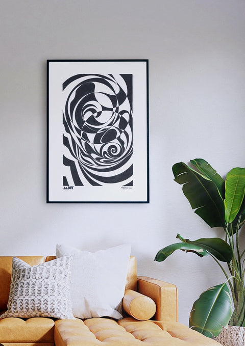 Ein Wohnzimmer mit einem schwarz-weißen abstrakten Hear, das über einer Couch hängt.