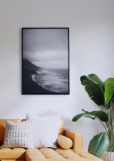 Über einer Couch im Wohnzimmer hängt ein Schwarz-Weiß-Foto von Island.