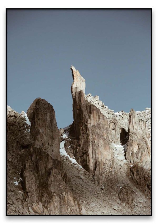 Ein Ikarus von einer Gebirgsspitze mit Schnee darauf.