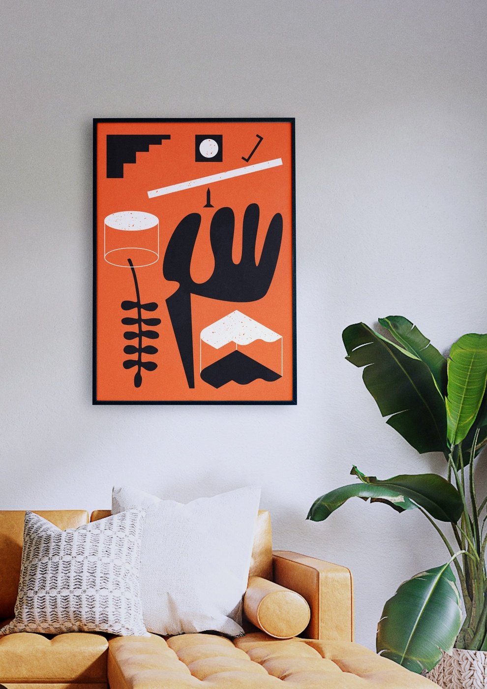 Ein Wohnzimmer mit einer Couch und einem gerahmten Druck von Illustration Wohnwerk 1 im minimalistischen Stil.