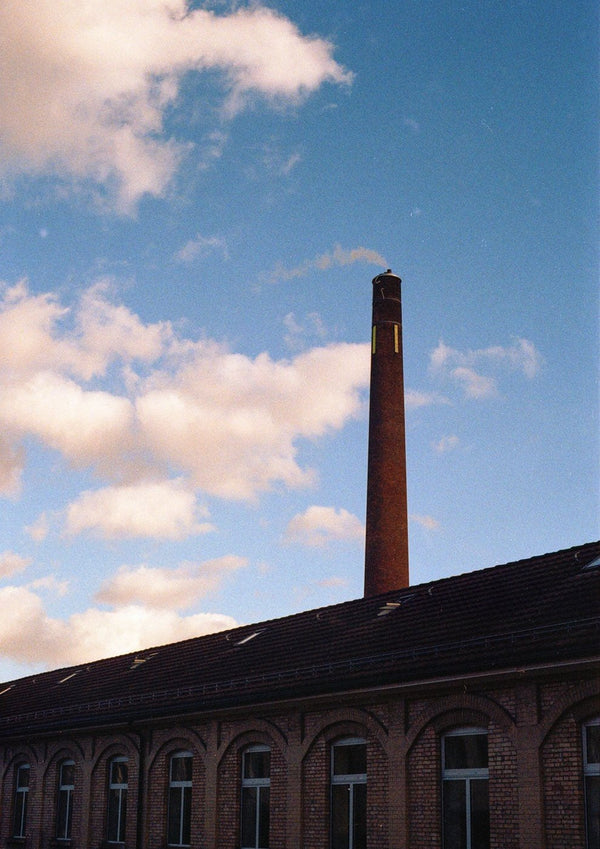 Ein Backsteingebäude mit Industrie.