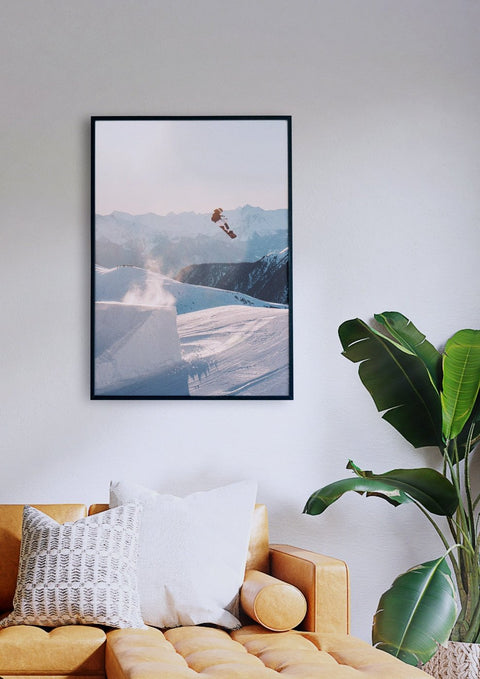 Ein gerahmtes Foto eines Jatzparks in einer Winterlandschaft in einem Wohnzimmer.