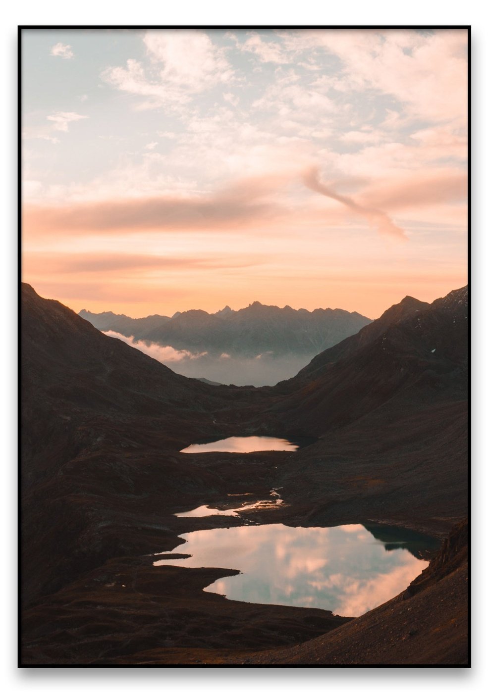 Eine Fotografie von einem Jöriseen Sonnenaufgang in den Bergen beim Sonnenuntergang.