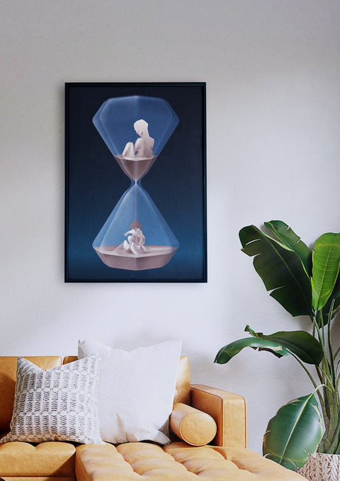 Ein „Kinder der Zeit“, das Selbstreflexion symbolisiert, hängt über einer Couch in einem Wohnzimmer.