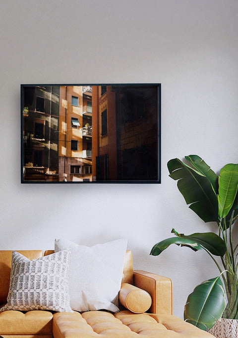 Ein Wohnzimmer mit Levels und einem Fernseher, beleuchtet durch den Kontrast von Licht und Schatten.