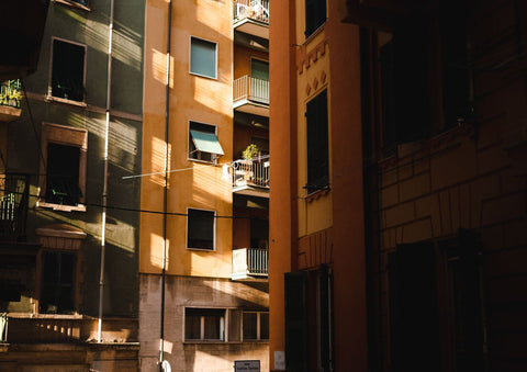 Eine Reihe von Gebäuden in einer Stadt, getaucht in Ebenen und Licht.