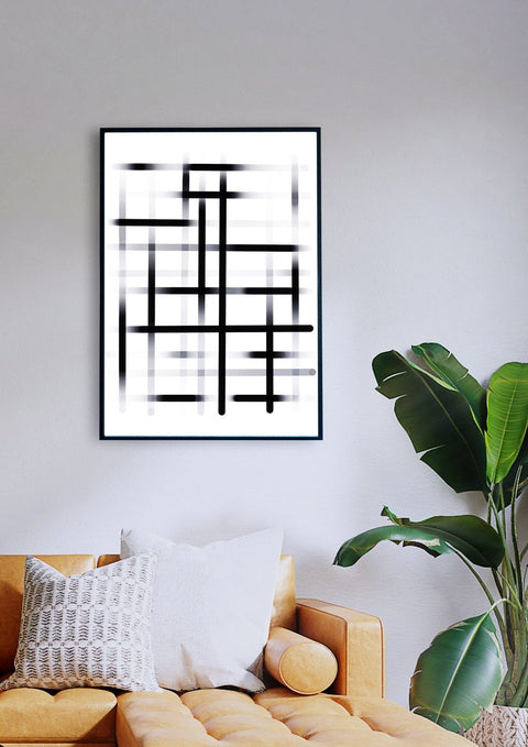 Über einer Couch im Wohnzimmer hängt ein schwarz-weißes abstraktes Linienmuster.