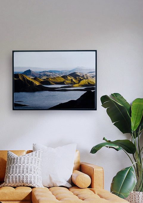 Ein Wohnzimmer mit einem Loch Ness und einem gerahmten Bild von bergigem Gelände.