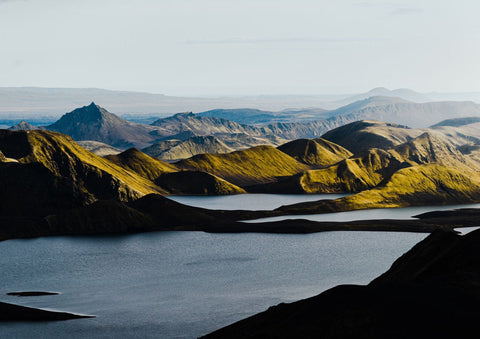 Eine Bergkette mit einem Loch Ness im Hintergrund in einer beeindruckenden Naturkulisse.