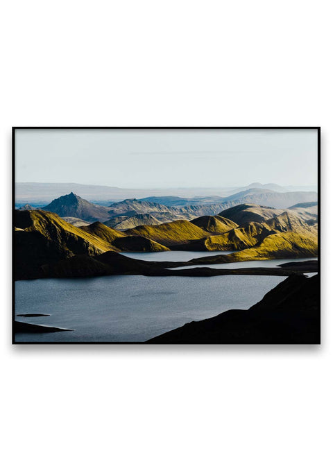 Eine Schwarz-Weiß-Landschaftsfotografie des Loch Ness mit Bergen im Hintergrund.
