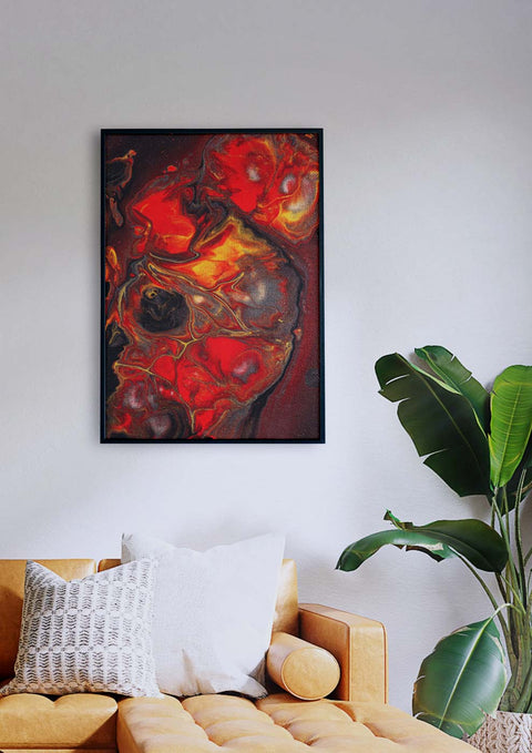 Über einer Couch im Wohnzimmer hängt ein abstraktes Gemälde mit einer von Rottönen dominierten Farbpalette.