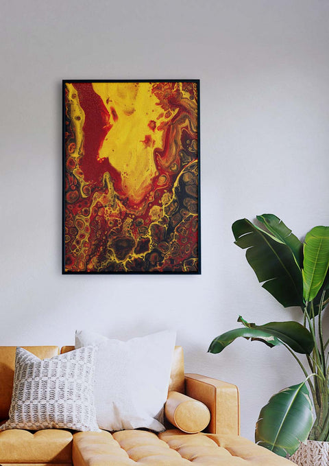 Ein abstraktes Gemälde mit Mach kaputt, das über einer Couch in einem Wohnzimmer hängt.