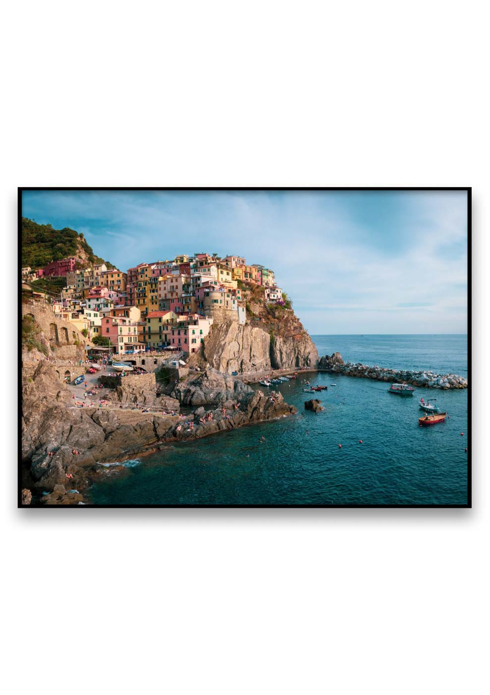 Ein Fernsehbildschirm mit einer Küstenansicht der Cinque Terre in Italien, die bunt gestrichene Häuser in Manarola zeigt.