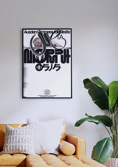 Ein Wohnzimmer mit einer Couch und einem Meta 1-Poster von Alessio X Cihan an der Wand.