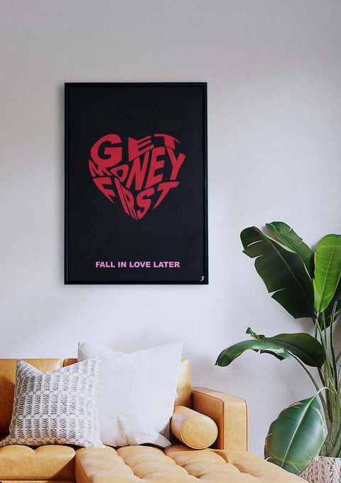 Ein Wohnzimmer mit einem schwarzen Sofa von Money und einem roten Herzen an der Wand mit der Aufschrift „FALL IN LOVE LATER“.