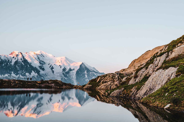 Eine Bergkette spiegelt sich in einem See, eingefangen im atemberaubenden Mont Blanc.