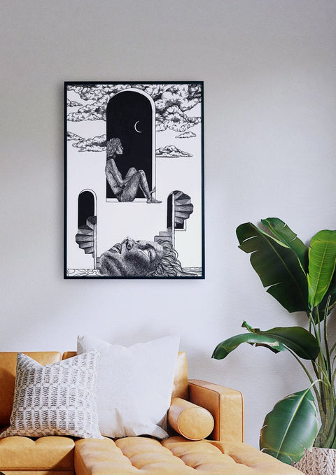 Eine surreale Zeichnung von Moonstruck hängt über einer Couch in einem Wohnzimmer.